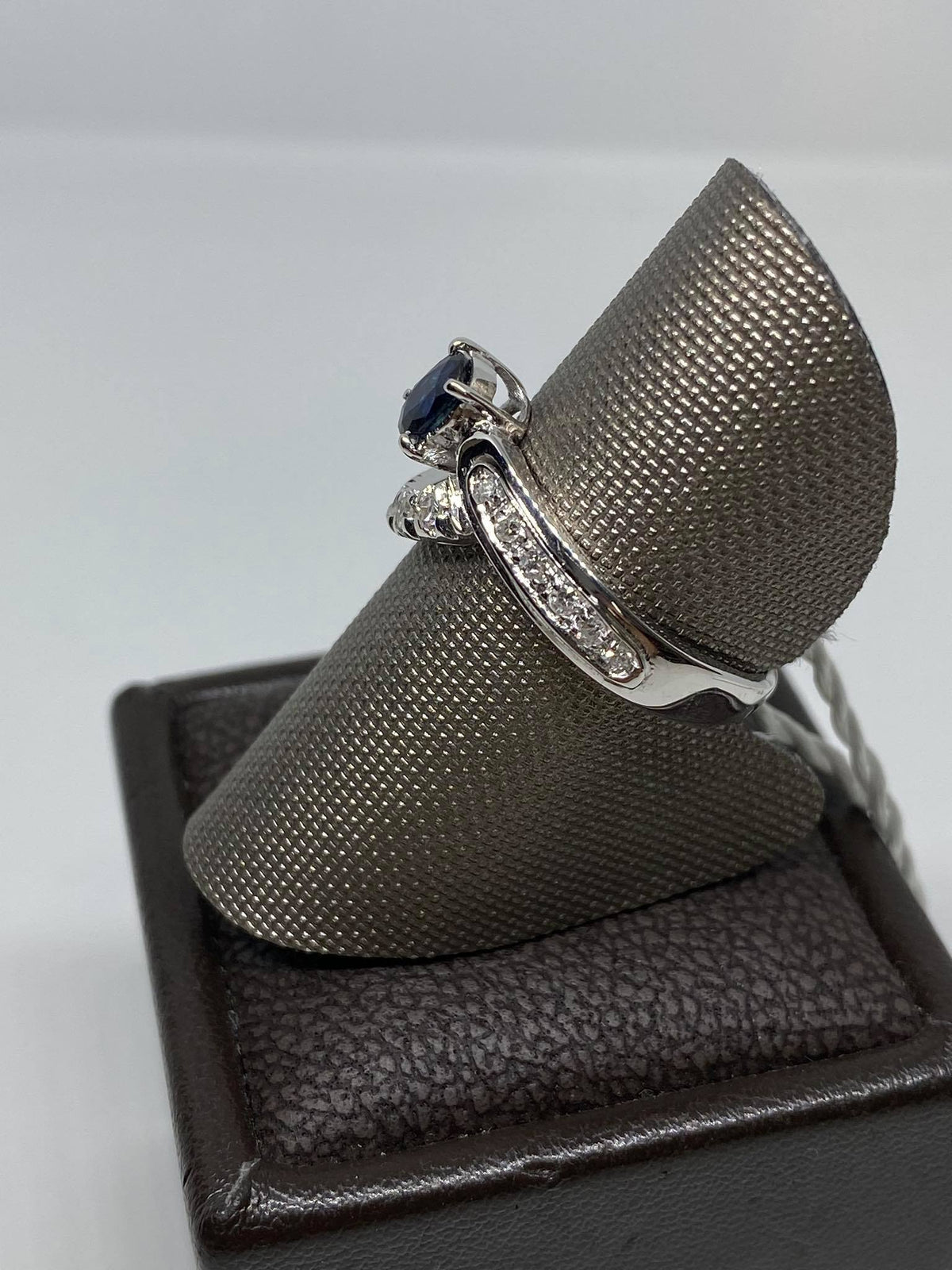 Anello Dartizio gioielli con zaffiro Ct 0.41 e diamanti