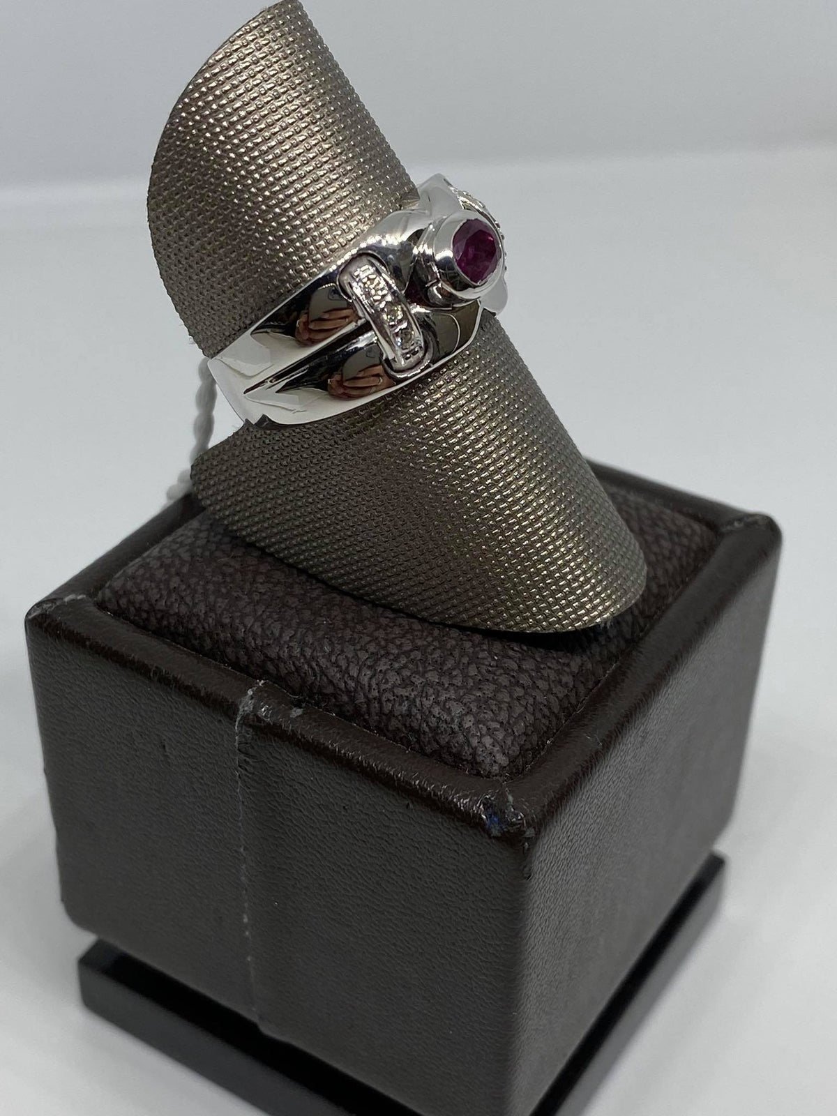 Anello Donna con Rubino Ct 0.55 e Diamanti