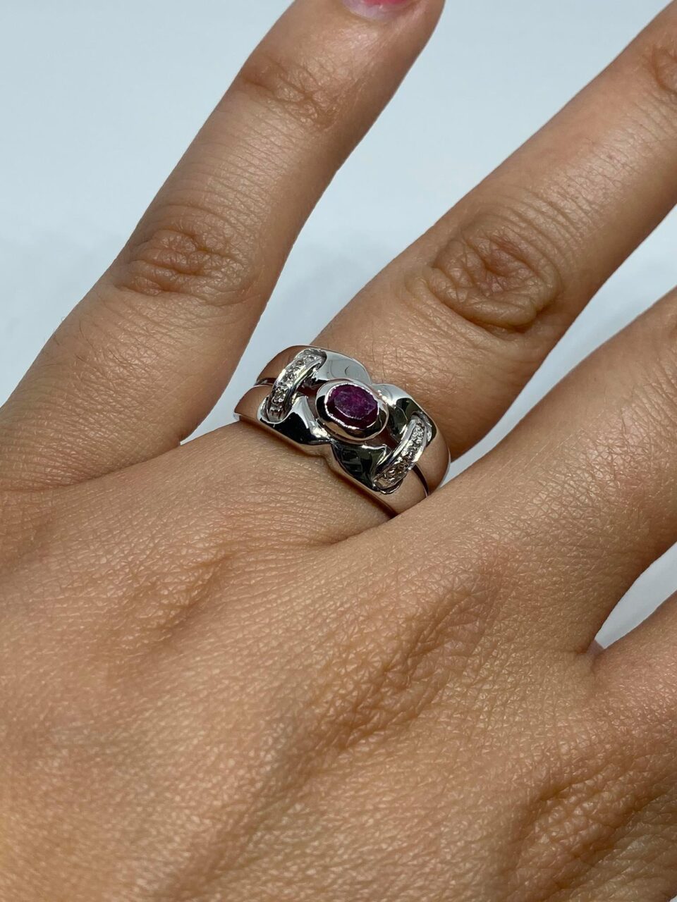 Anello Donna con Rubino Ct 0.55 e Diamanti