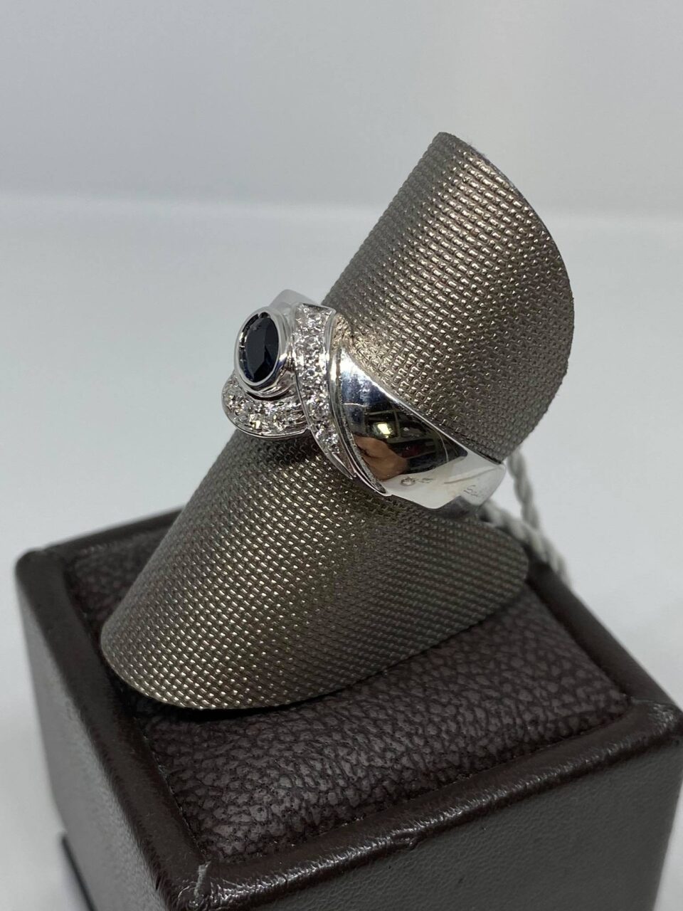 Anello Donna Salvini con Zaffiro Ct 0.40 e Diamanti