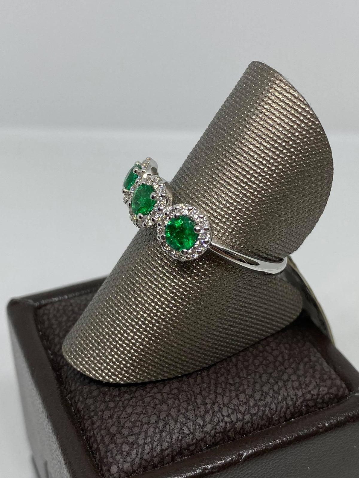 Anello Donna Crivelli con Smeraldi ct 0.65 e Diamanti