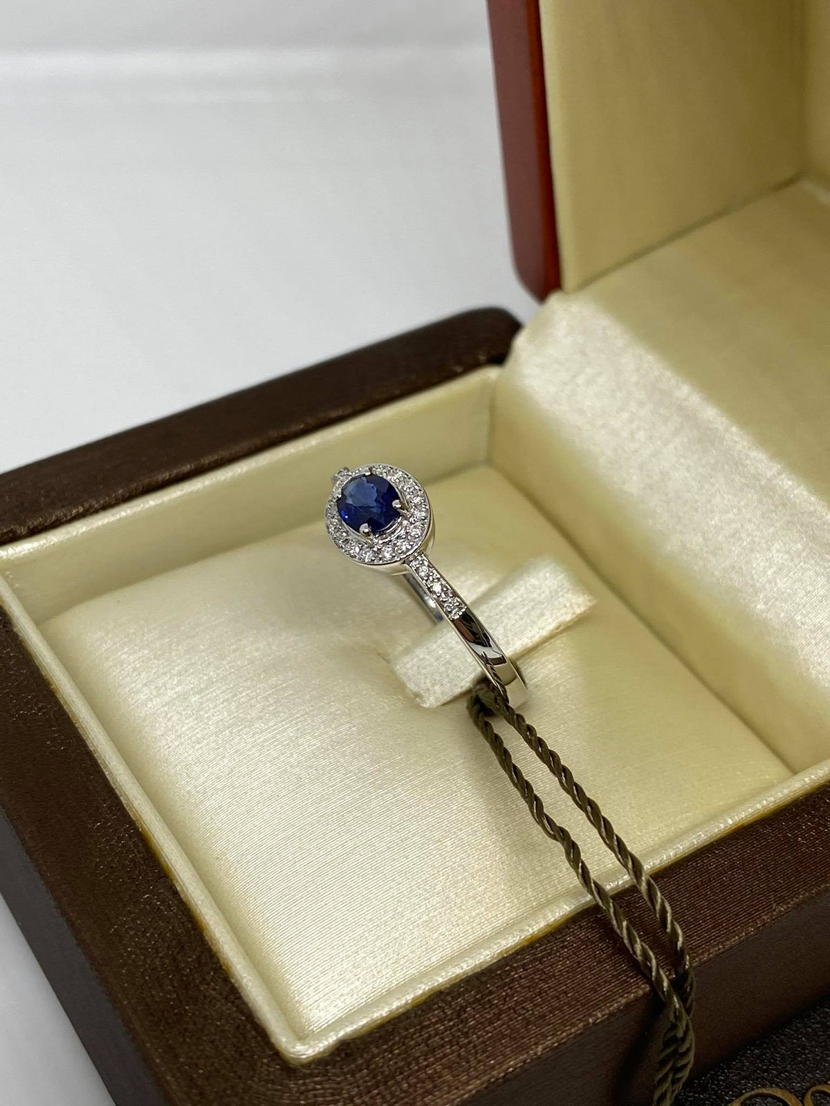 Anello Donna Oro 18KT con Zaffiro Ct 0.50 e Diamanti