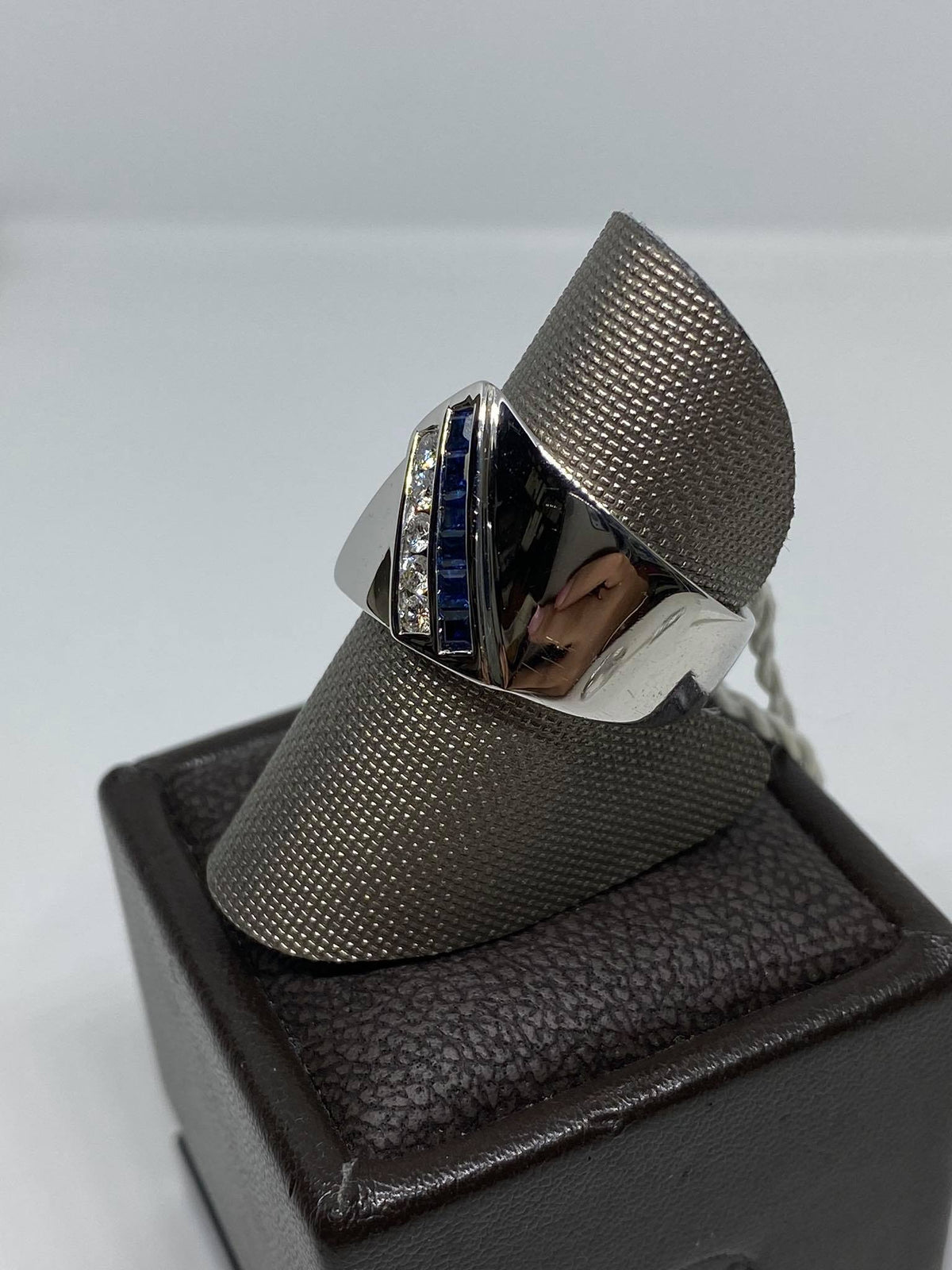 Anello donna con Zaffiri Ct 0.36 e Diamanti
