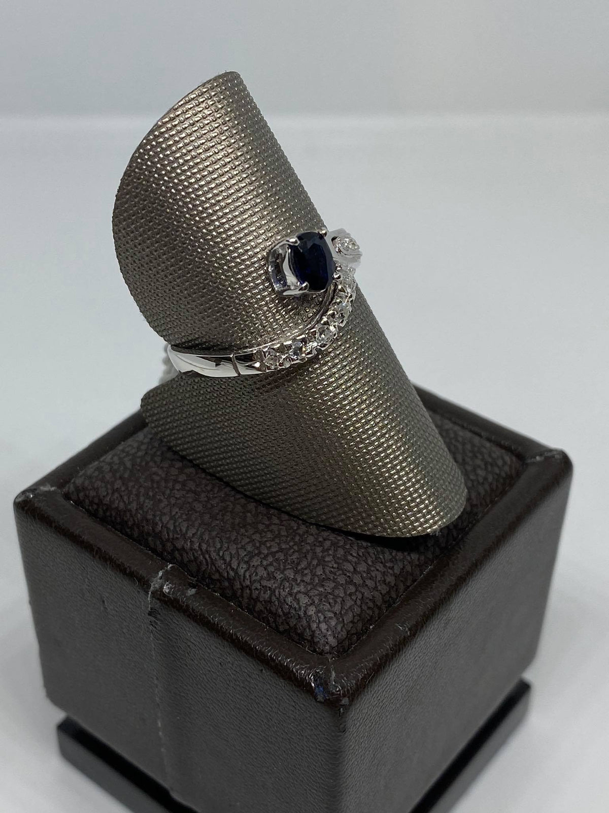 Anello Dartizio gioielli con zaffiro Ct 0.41 e diamanti