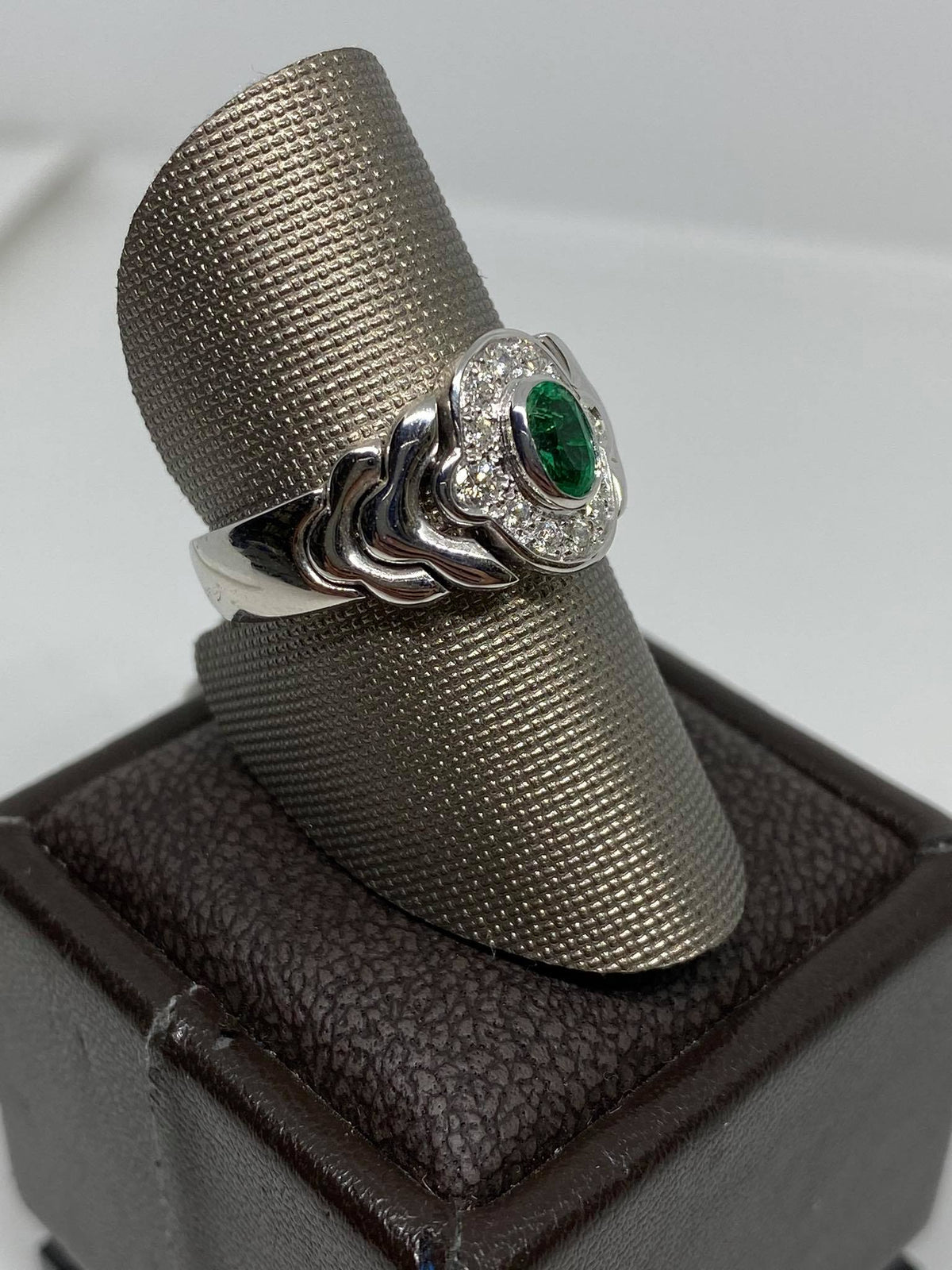 Anello Donna Salvini con Smeraldo ct 0.37 e Diamanti