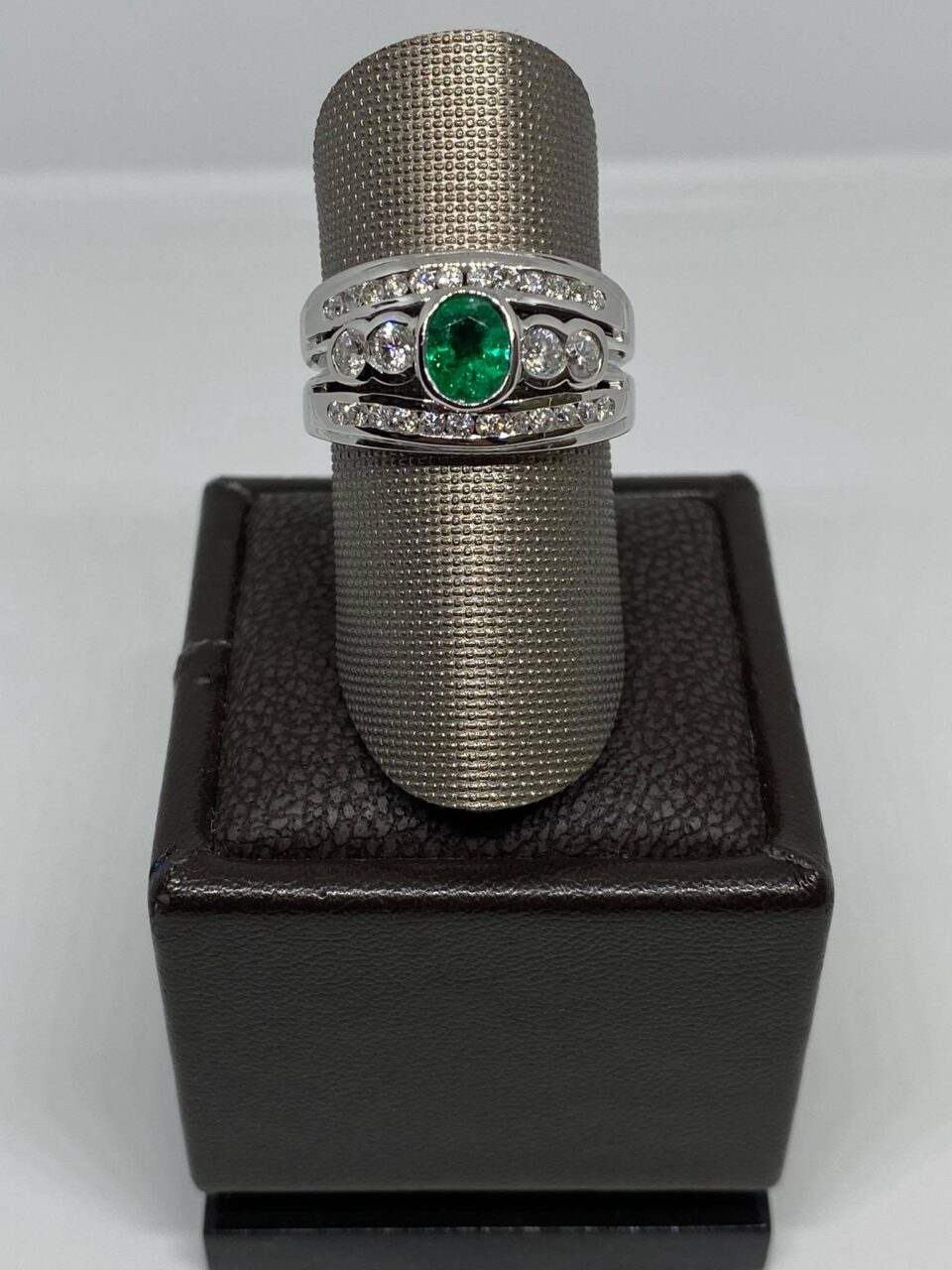 Anello Donna con Smeraldo ct 0.60 e Diamanti