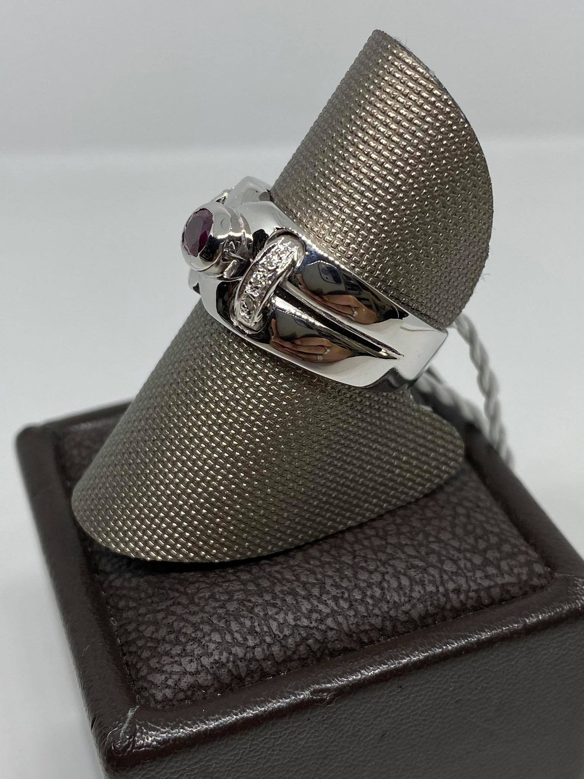 Anello Donna con Rubino Ct 0.55 e Diamanti