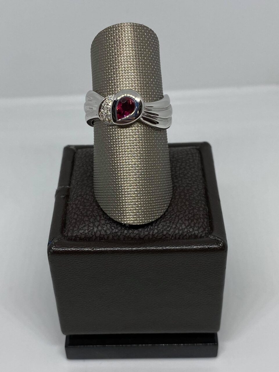Anello Donna a fascia Salvini con Rubino ct 0.31 e Diamanti