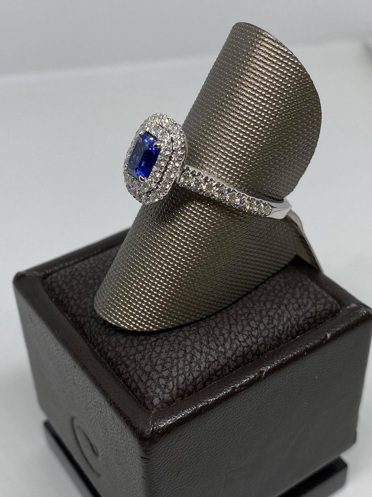 Anello Donna Crivelli Con Zaffiro Ct 1.05 e Diamanti