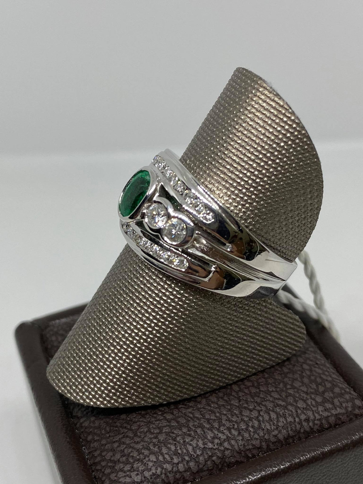 Anello Donna con Smeraldo ct 0.60 e Diamanti