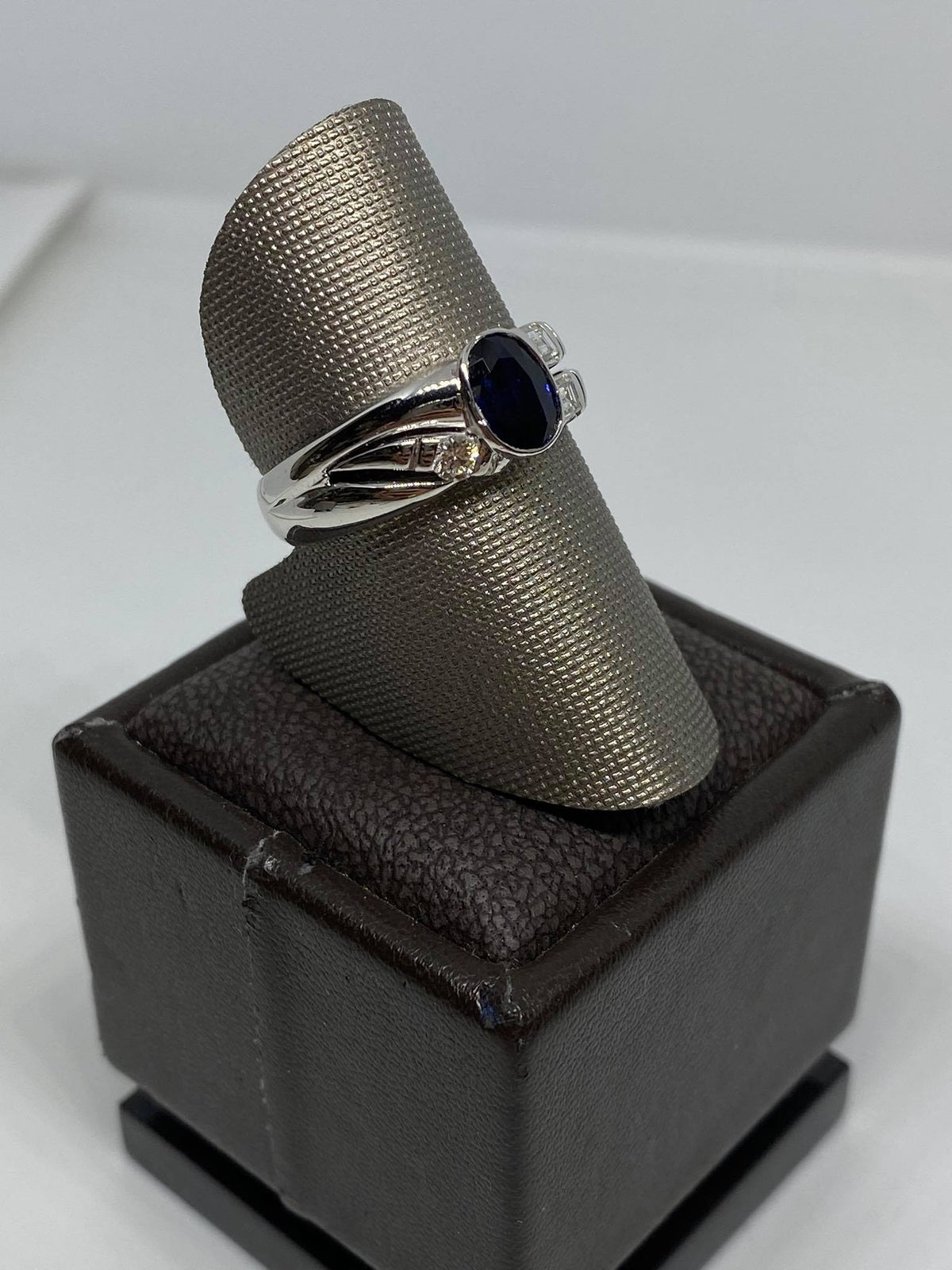 Anello donna con Zaffiri Ct 1.07 e Diamanti