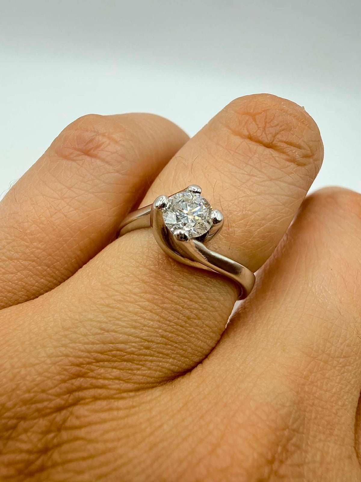 Anello Solitario in Oro 18KT 18KT e Diamante Ct 0.50 G-VVS