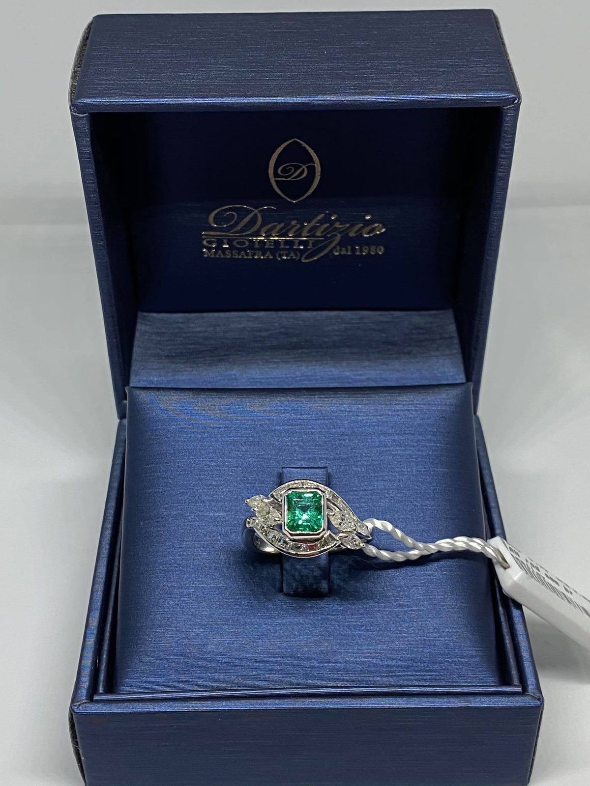 Anello Donna con Smeraldo Ct 0.88 e Diamanti