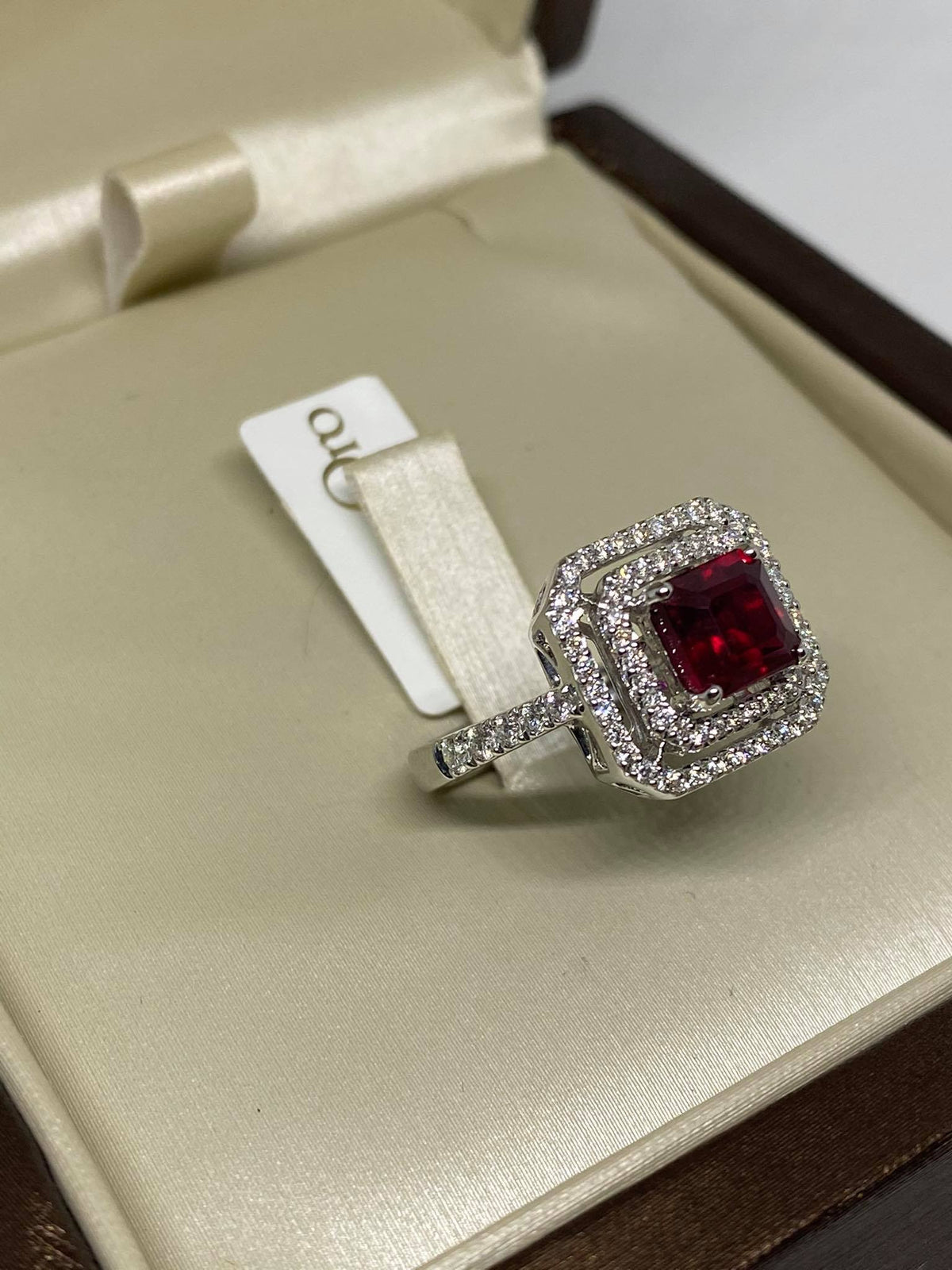 Anello Donna Oro 18KT con Rubino Ct 1,80 e Diamanti