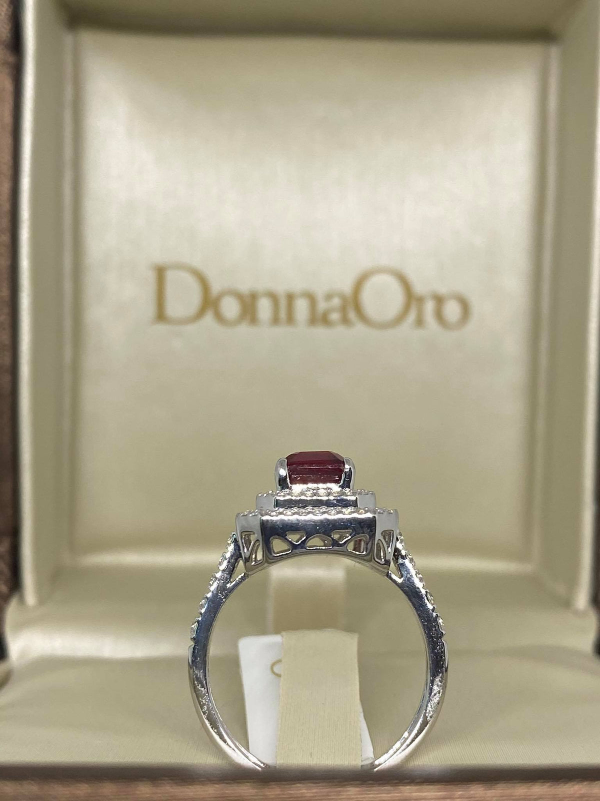 Anello Donna Oro 18KT con Rubino Ct 1,80 e Diamanti