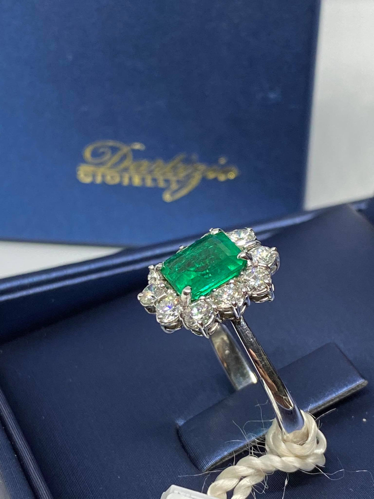 Anello Donna con Smeraldo Colombiano Ct 1.96 e Diamanti