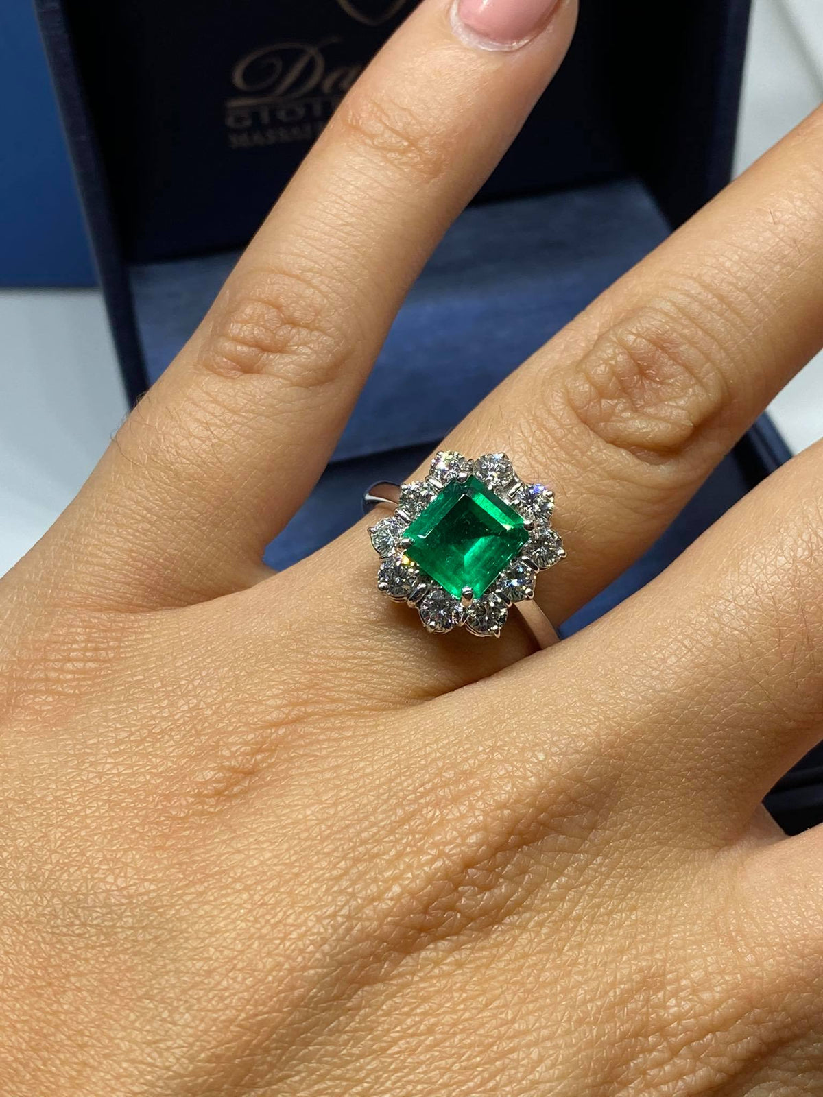 Anello Donna con Smeraldo Colombiano Ct 1.96 e Diamanti