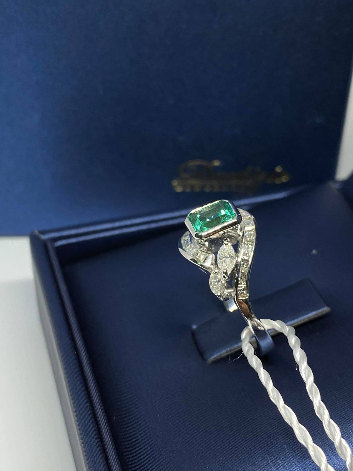 Anello Donna con Smeraldo Ct 0.88 e Diamanti