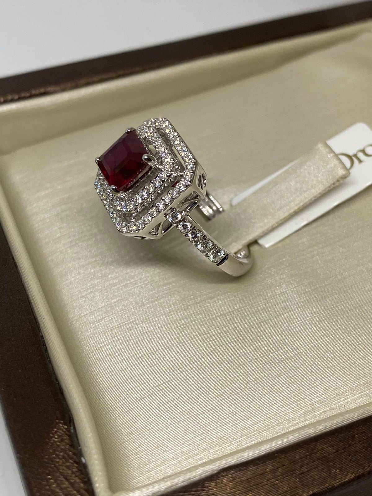 Anello Donna Oro 18KT con Rubino Ct 1,80 e Diamanti