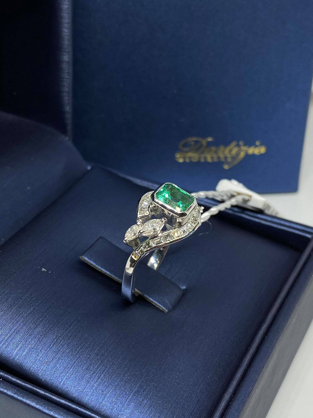 Anello Donna con Smeraldo Ct 0.88 e Diamanti