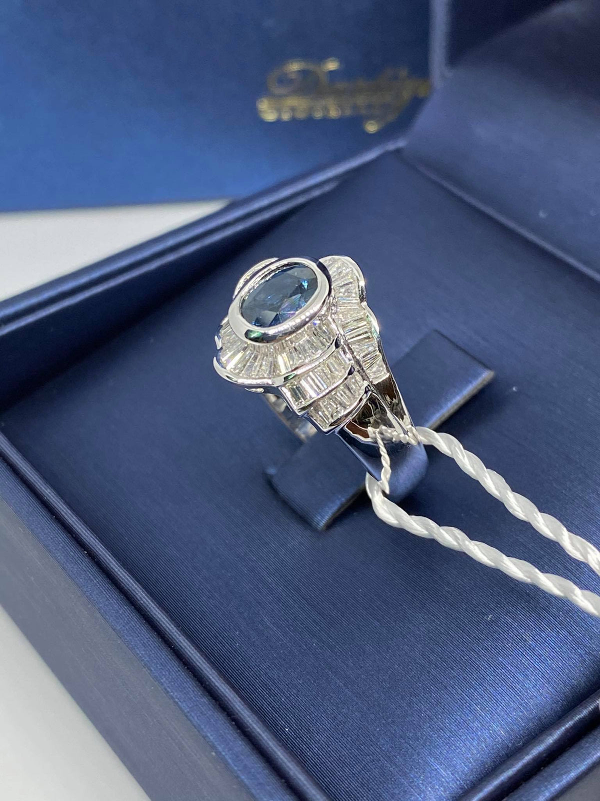 Anello Donna Dartizio Gioielli con Zaffiro Ct 0.90 e Diamanti