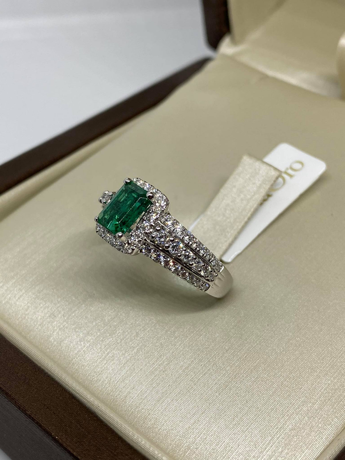 Anello Donna Oro 18KT con smeraldo Ct. 0.90 e diamanti