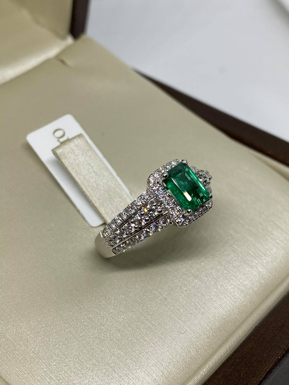 Anello Donna Oro 18KT con smeraldo Ct. 0.90 e diamanti