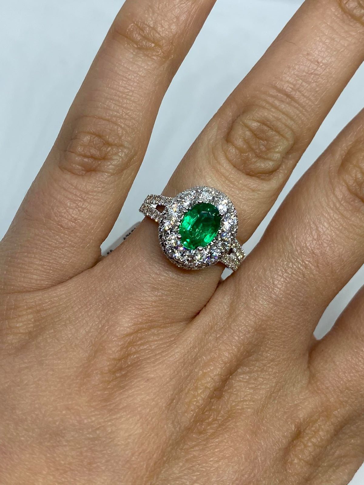 Anello Donna Crivelli con Smeraldo Colombiano Ct 0.97 e Diamanti