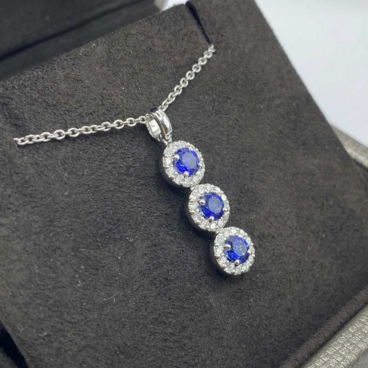 Collana Trilogy Crivelli in Oro 18KT 18KT con Diamanti e Zaffiri Ct. 0,92