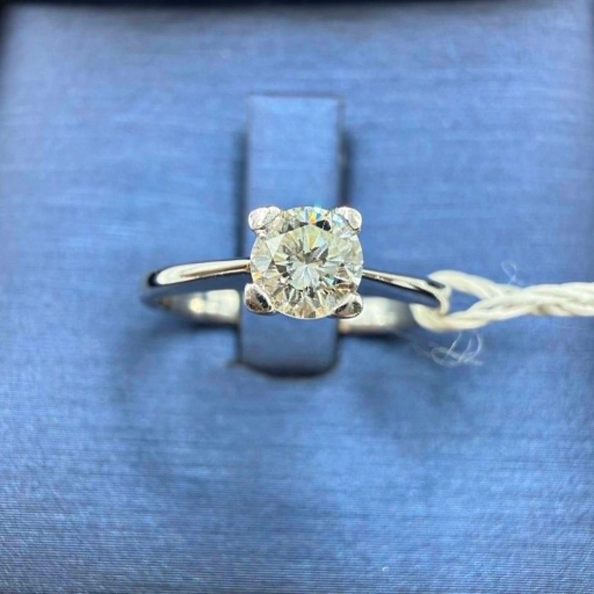 Anello Solitario in Oro 18KT 18KT e Diamante Ct. 0,41 G-VS1