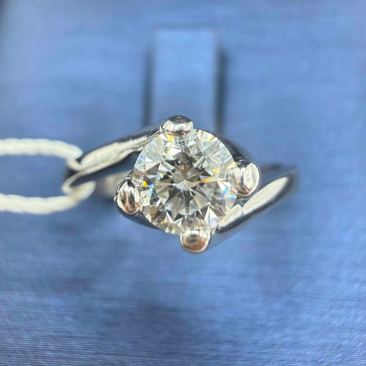 Anello Solitario in Oro 18KT 18KT e Diamante Ct 0.50 G-VVS