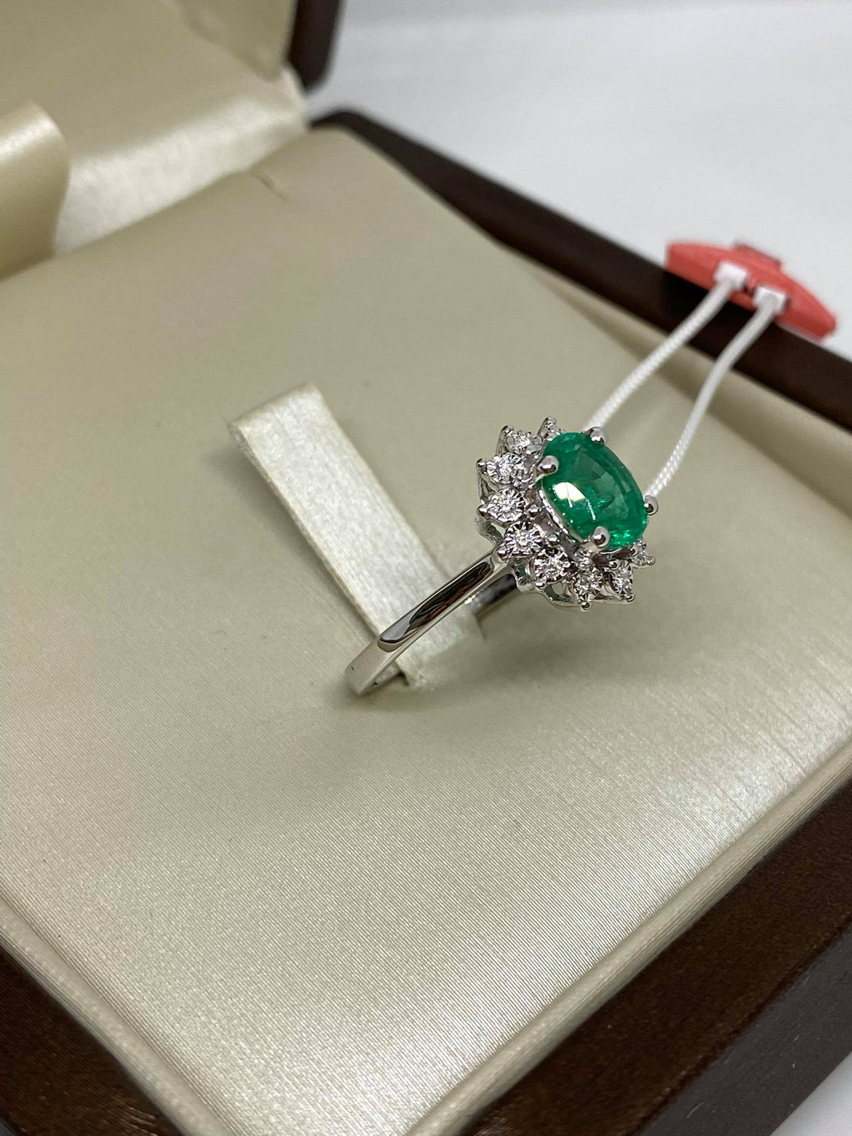 Anello Donna Oro 18KT con Smeraldo Ct 0.72 e Diamanti