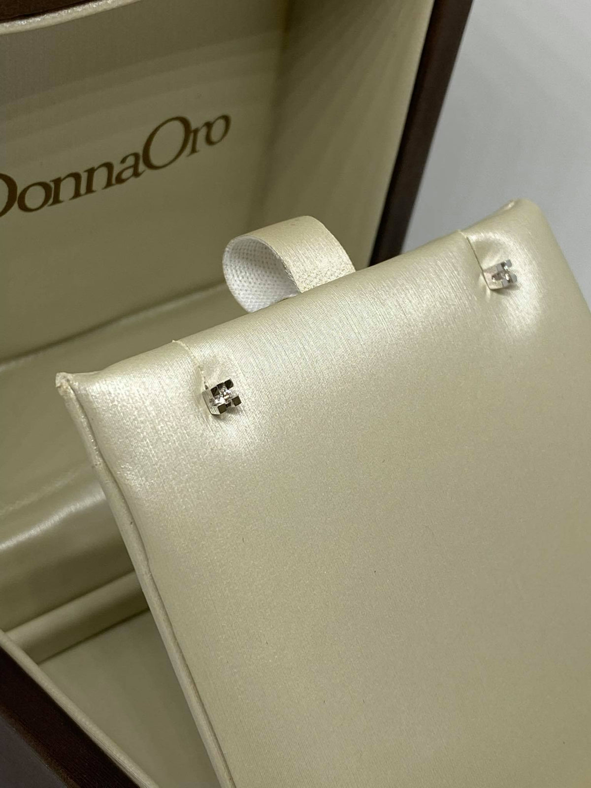 Orecchini Donna Oro 18KT Punto Luce con Diamante Ct 0.03