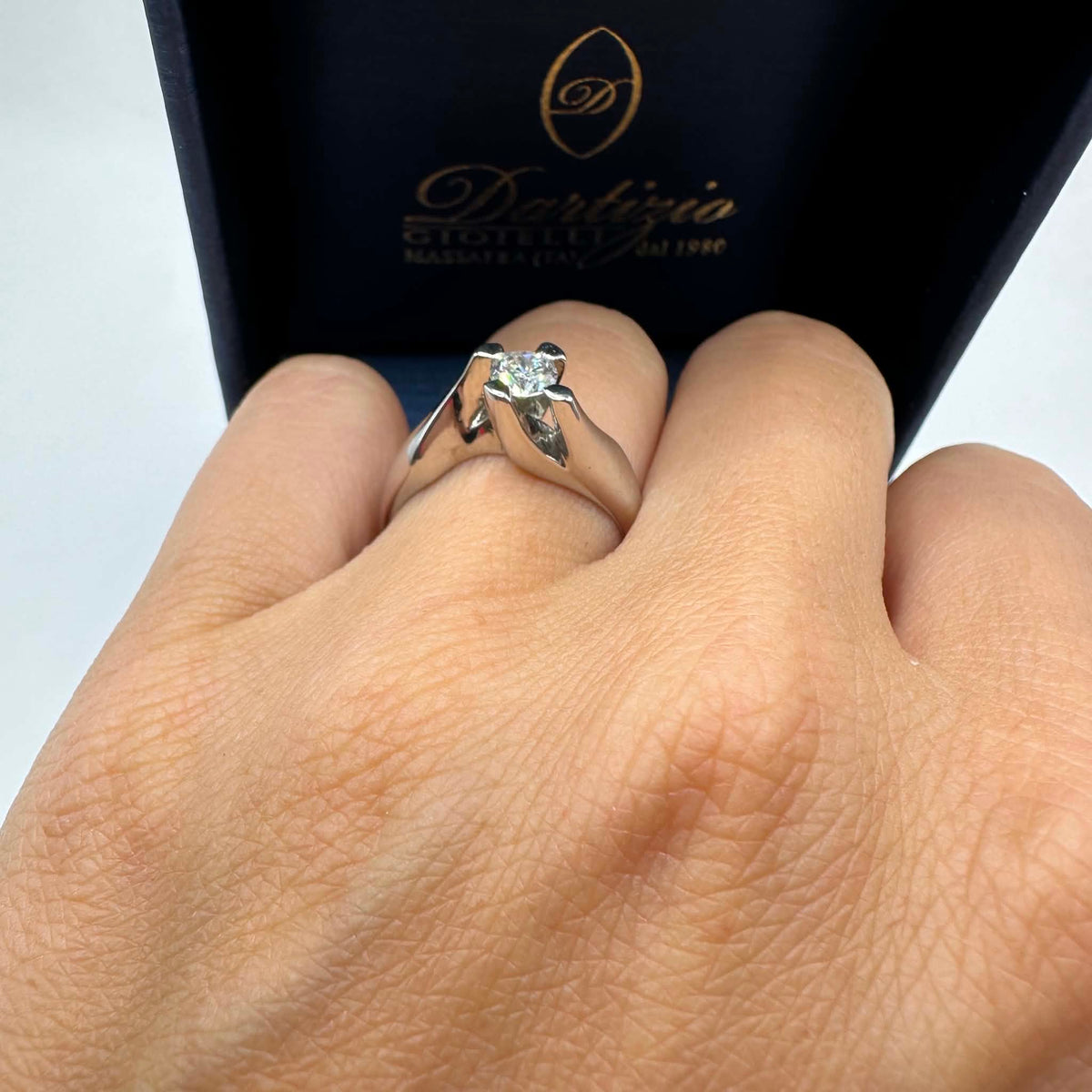 Anello Solitario in Oro 18KT 18KT e Diamante Ct 0.38 G-VVS