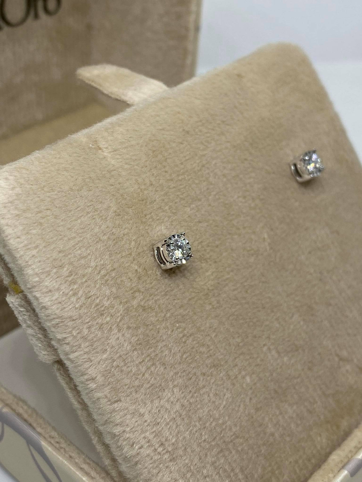 Orecchini Donna Oro 18KT Punto Luce con Diamante Ct 0.20