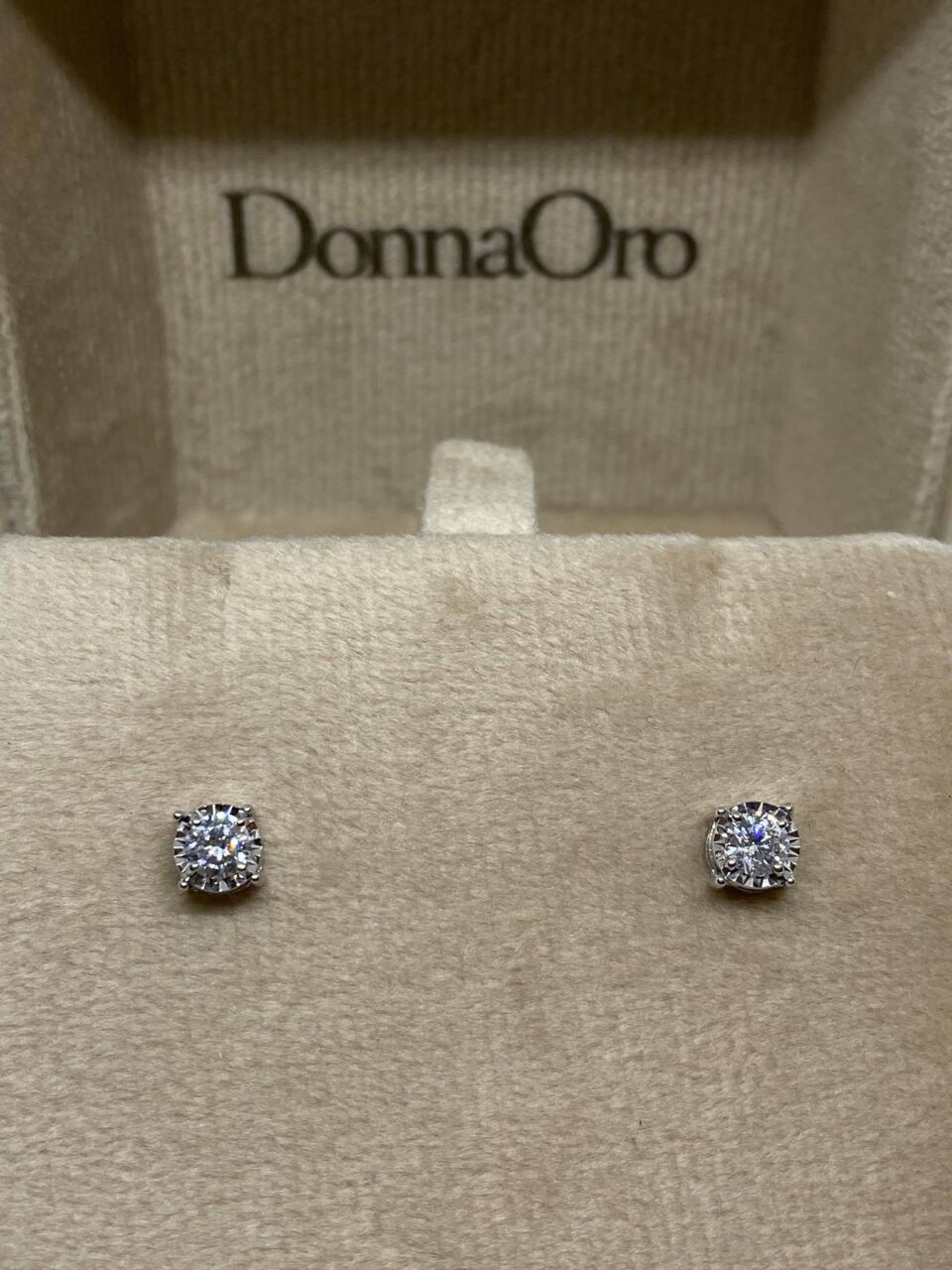 Orecchini Donna Oro 18KT Punto Luce con Diamante Ct 0.40