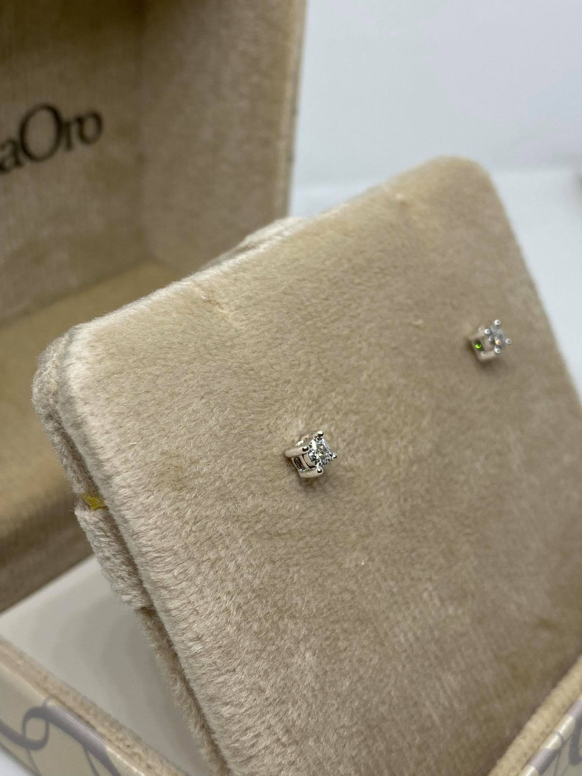 Orecchini Donna Oro 18KT Punto Luce con Diamante Ct 0.02