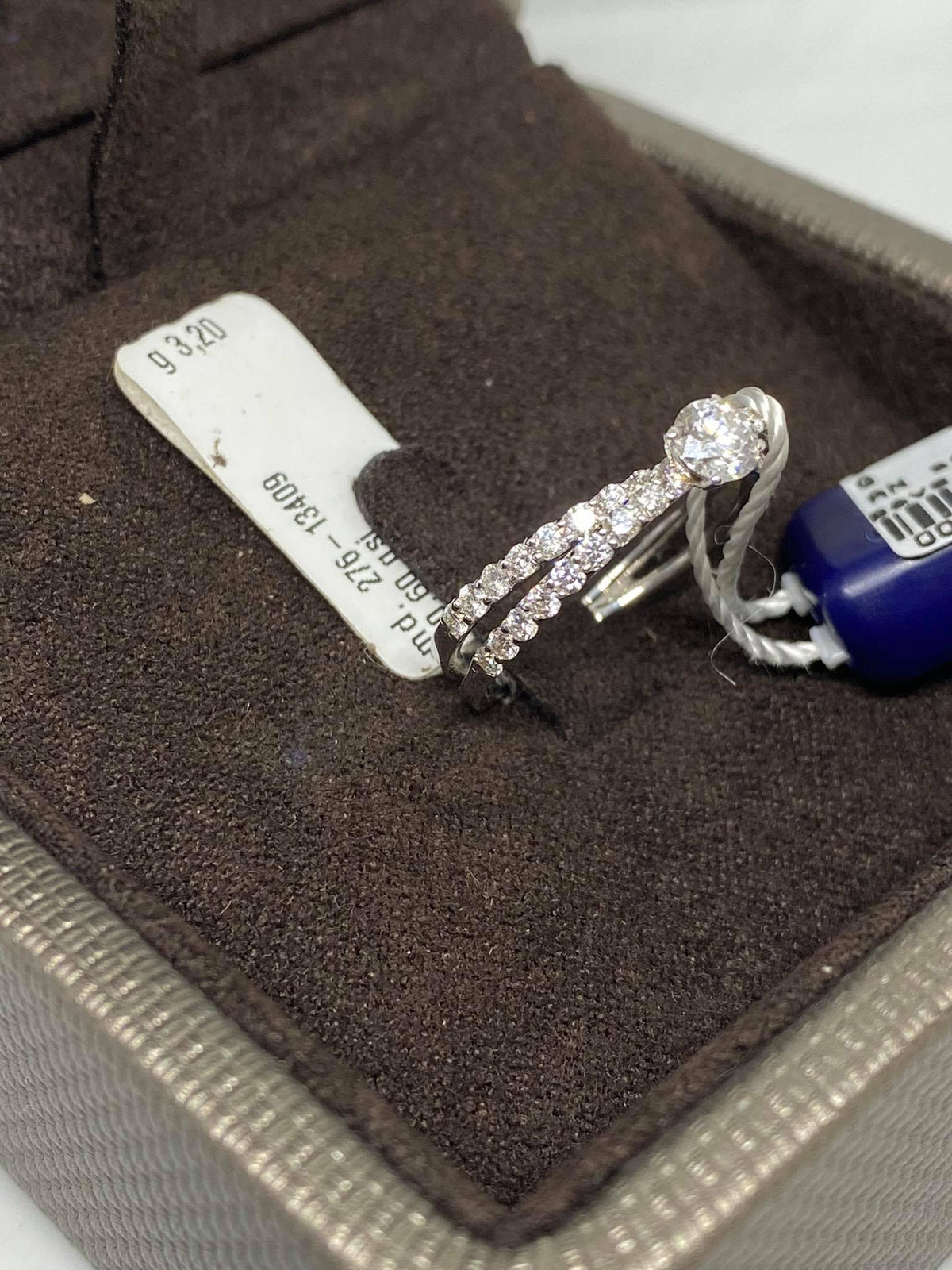 Anello Crivelli Solitario con Pavè in Oro 18KT e Diamanti ct 0.91