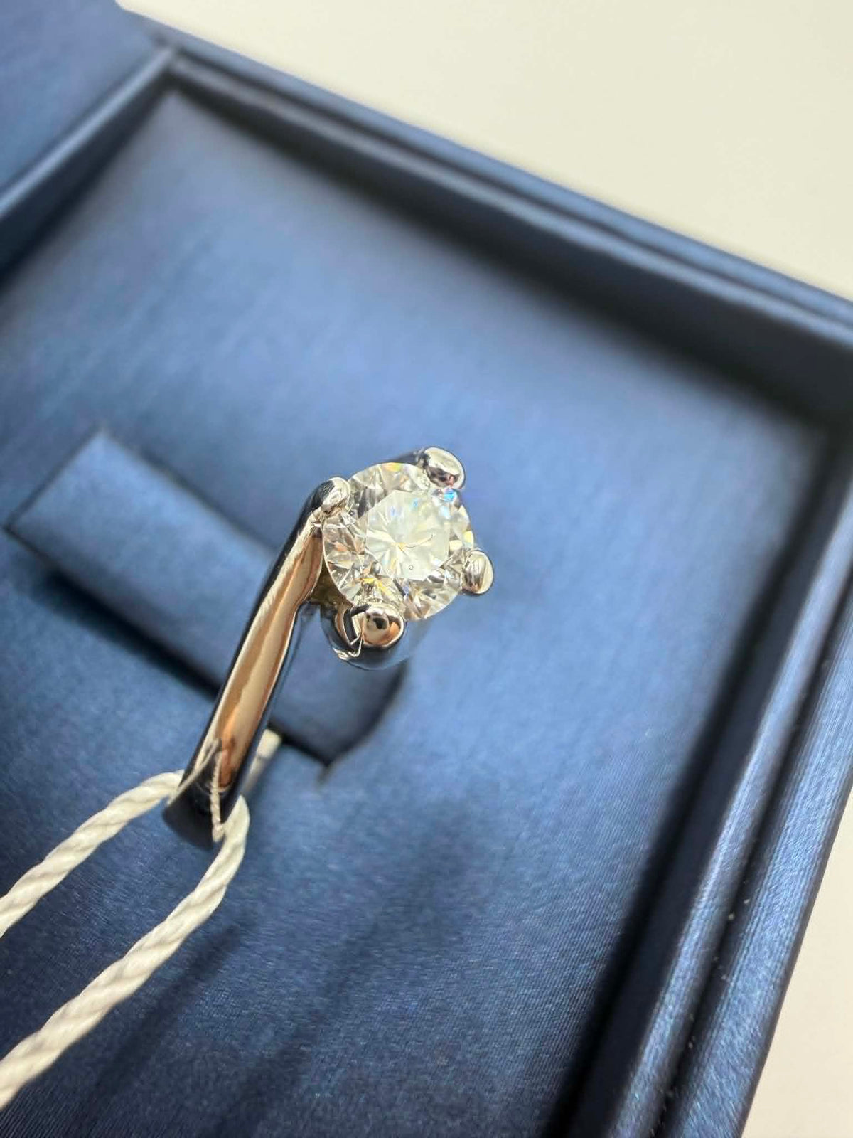 Anello Solitario in Oro 18KT 18KT e Diamante Ct 0.50 G-VVS