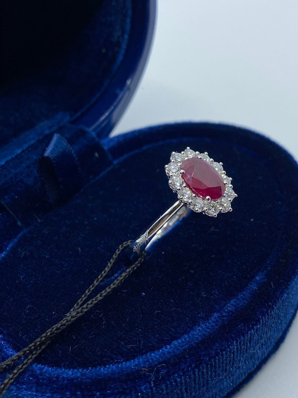 Anello Donna Recarlo con Rubino Ct 1.32 e Diamanti