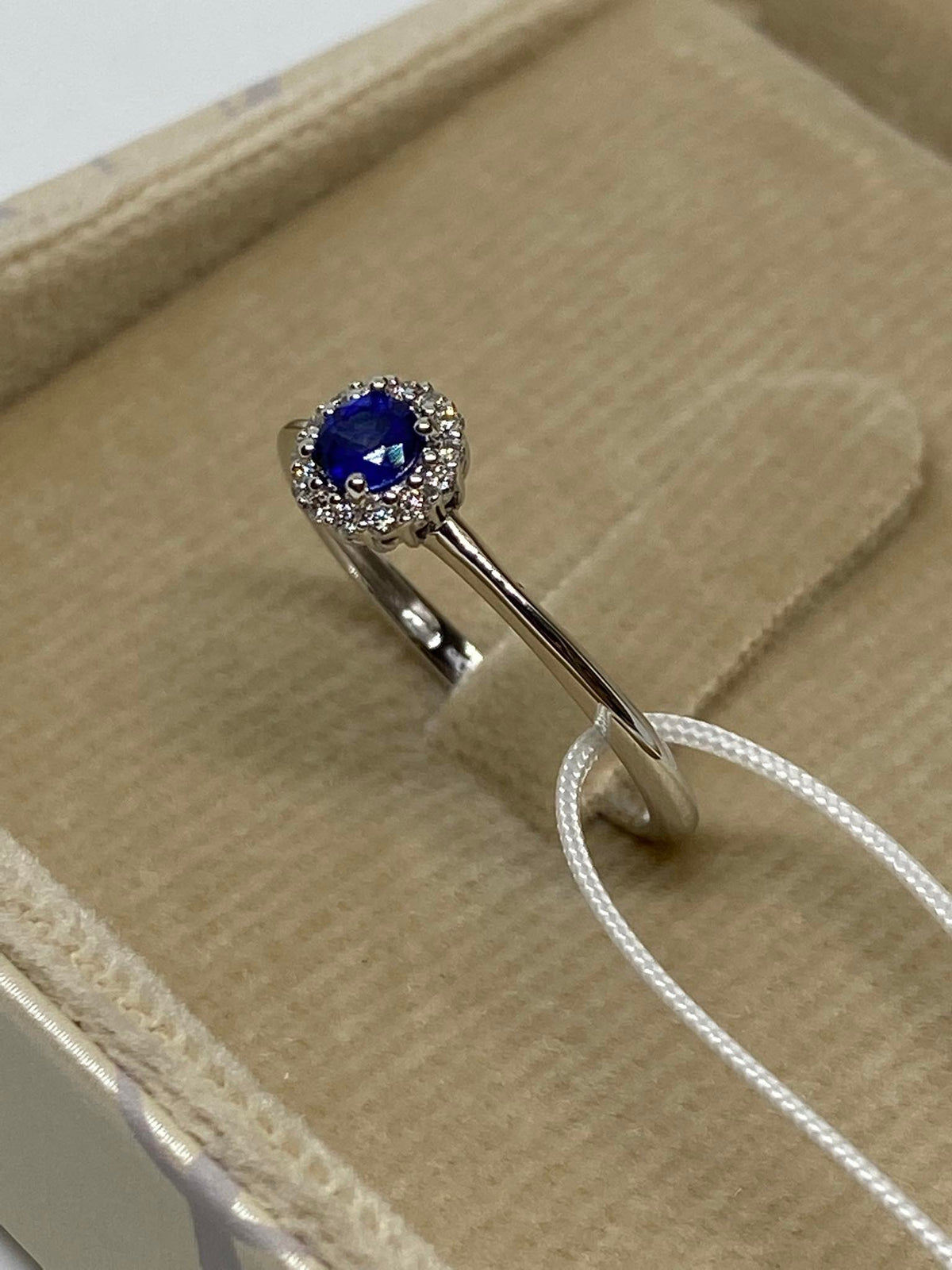 Anello Donna Oro 18KT con Zaffiro Ct 0.22 e Diamanti