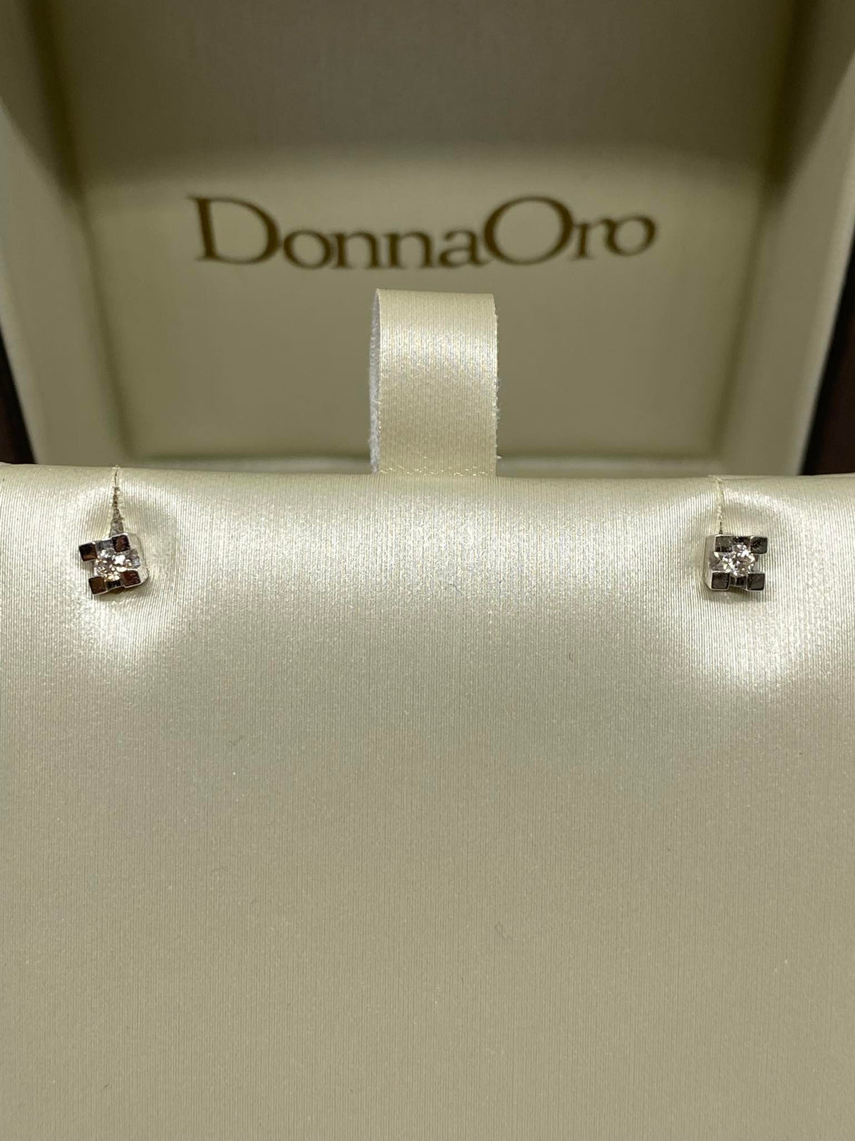 Orecchini Punto Luce con Diamante Ct 0.08