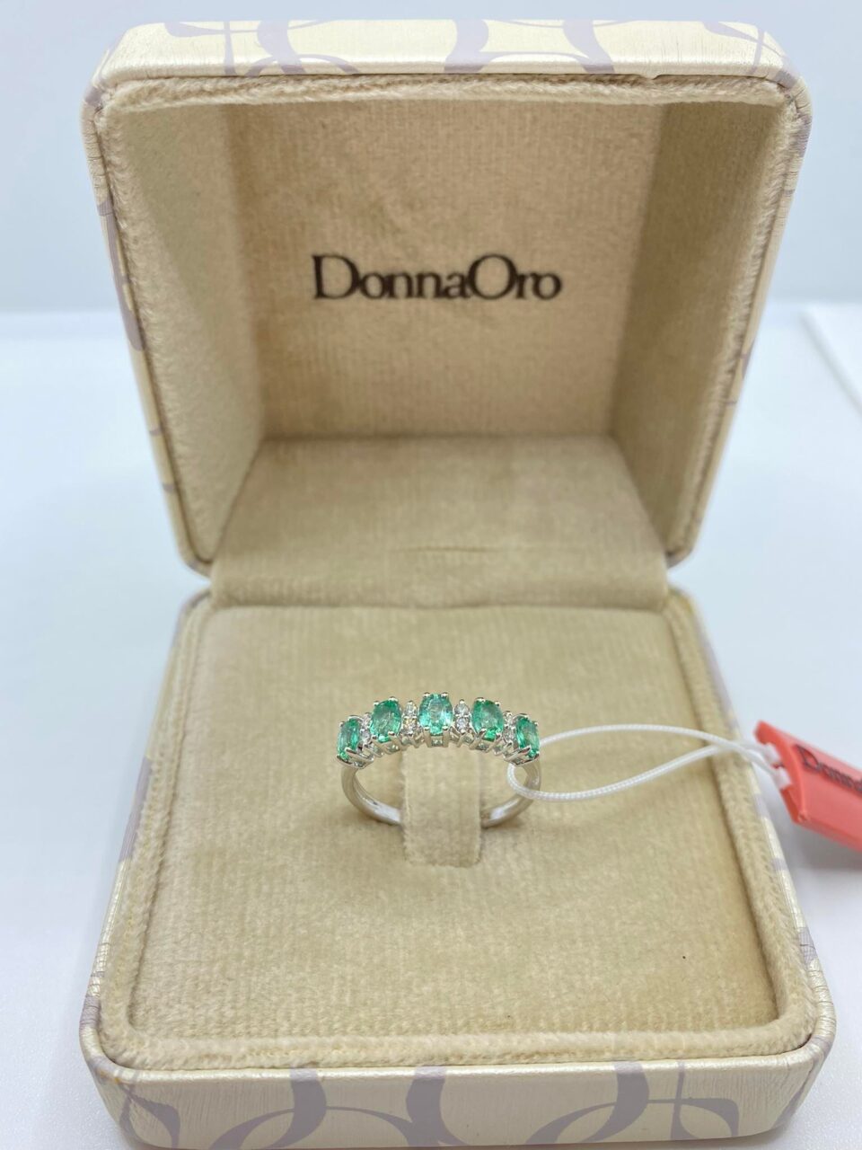Anello Veretta Donna Oro 18KT con Smeraldi Ct 0.75 e Diamanti