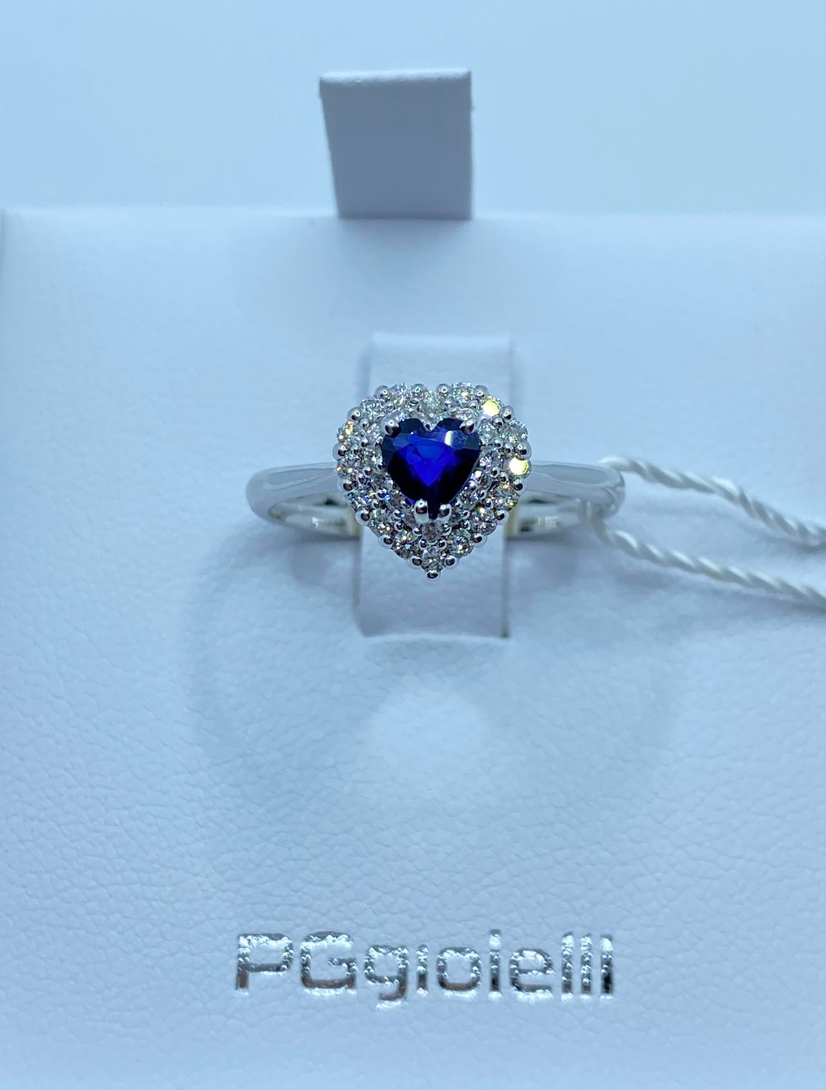 Anello Donna PG Gioielli con Zaffiro a Cuore Ct 0.51 e Diamanti