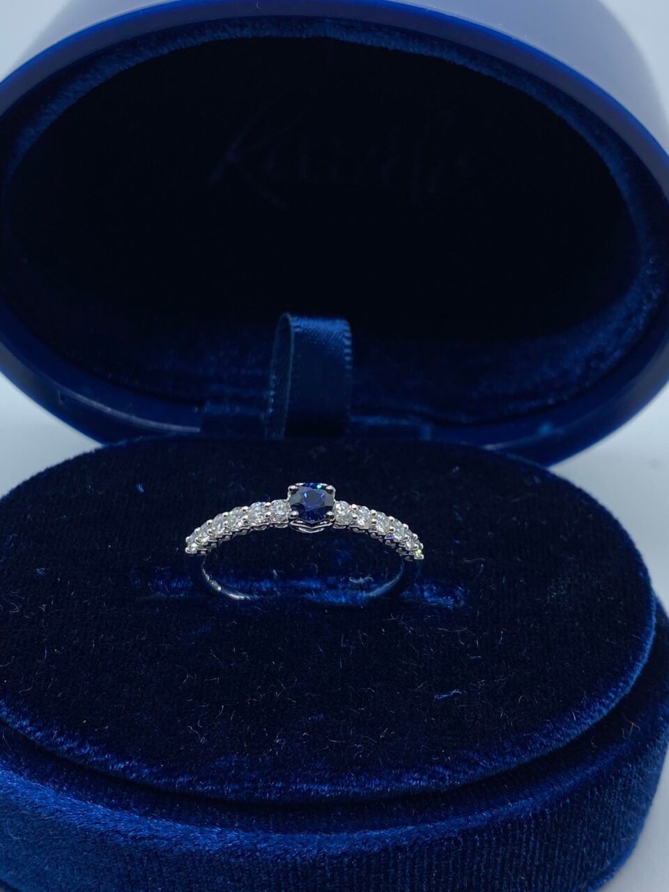 Anello Veretta Recarlo Anniversary con Zaffiro Ct 0.20 e Diamanti