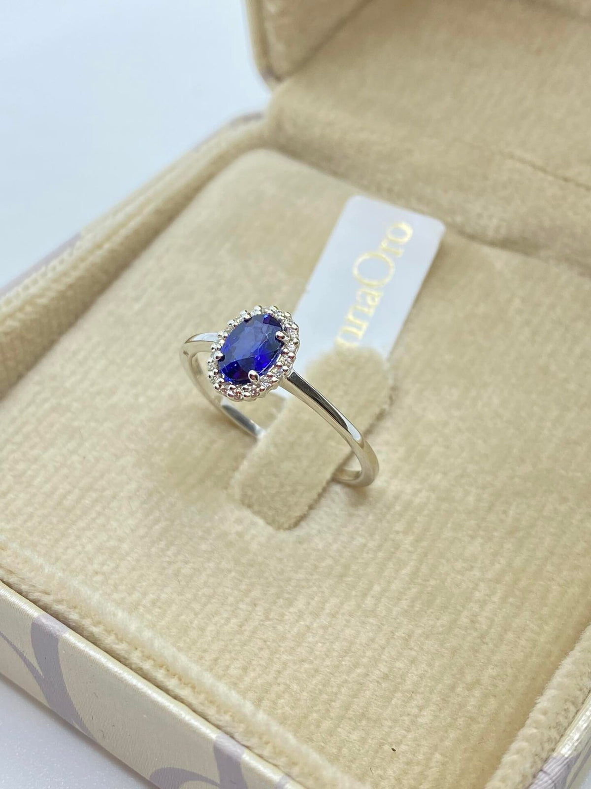 Anello Donna Oro 18KT con Zaffiro ct 0.55 e Diamanti