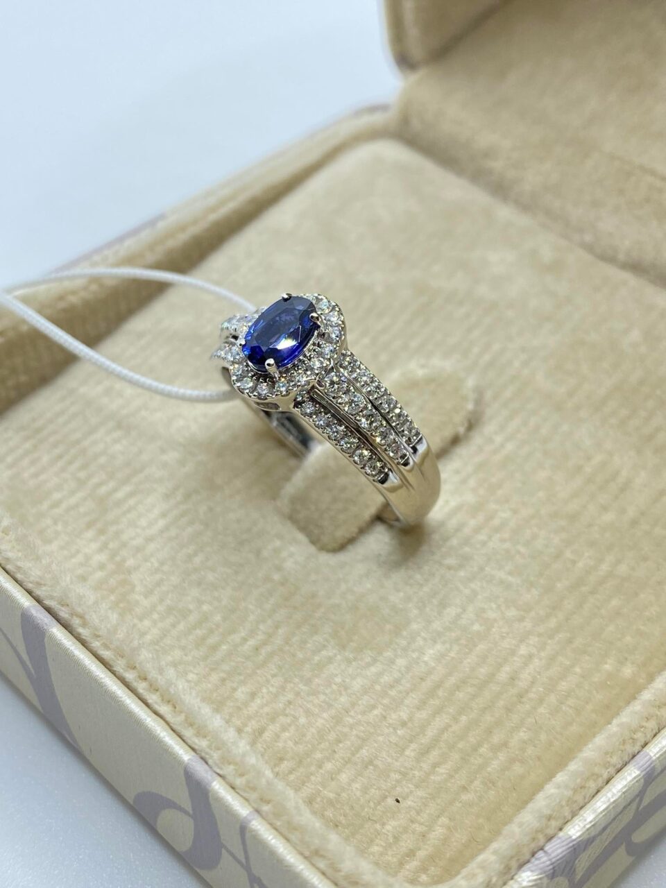Anello Donna Oro 18KT con Zaffiro Ct 0.55 e Diamanti
