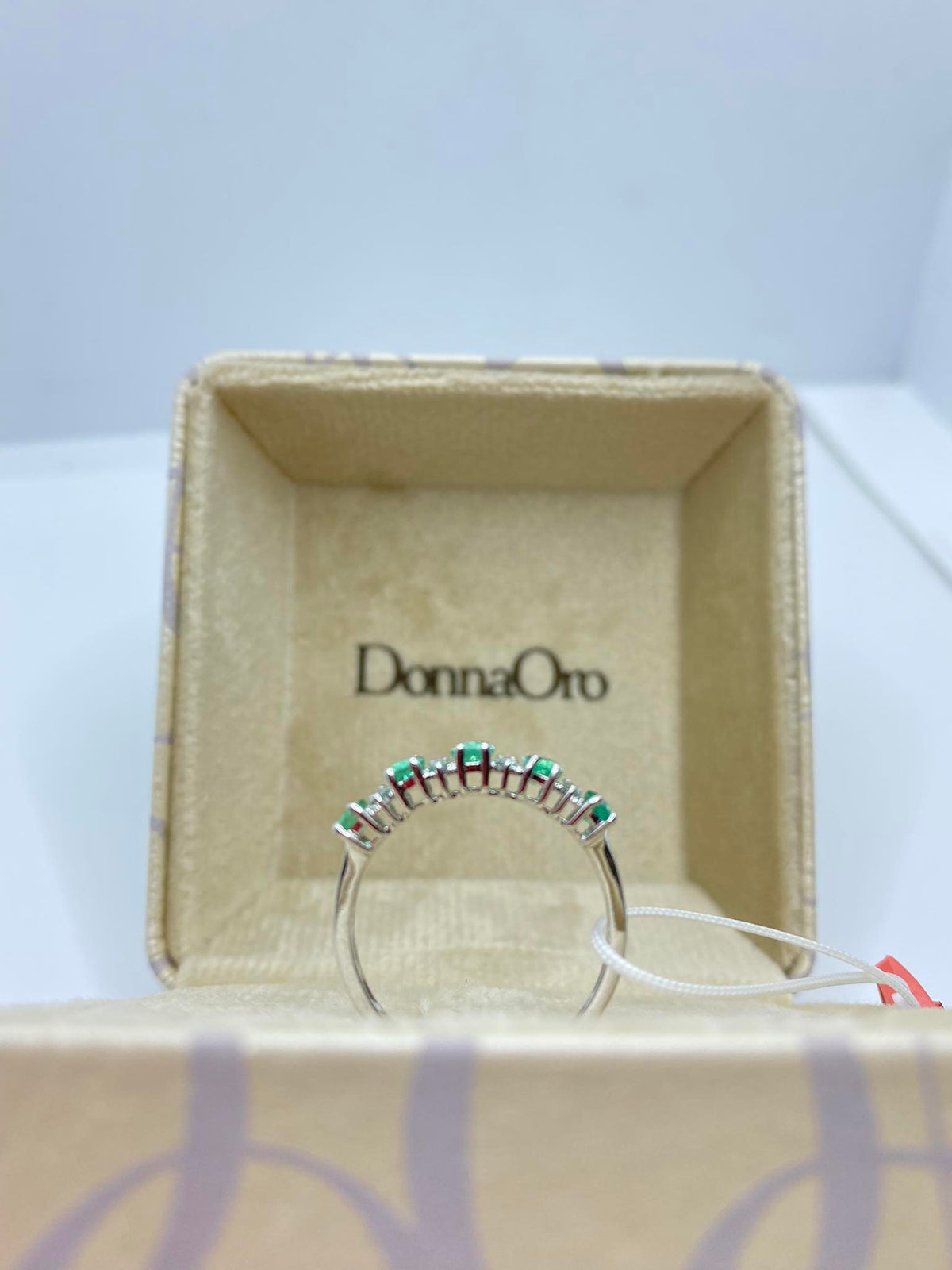 Anello Veretta Donna Oro 18KT con Smeraldi Ct 0.75 e Diamanti
