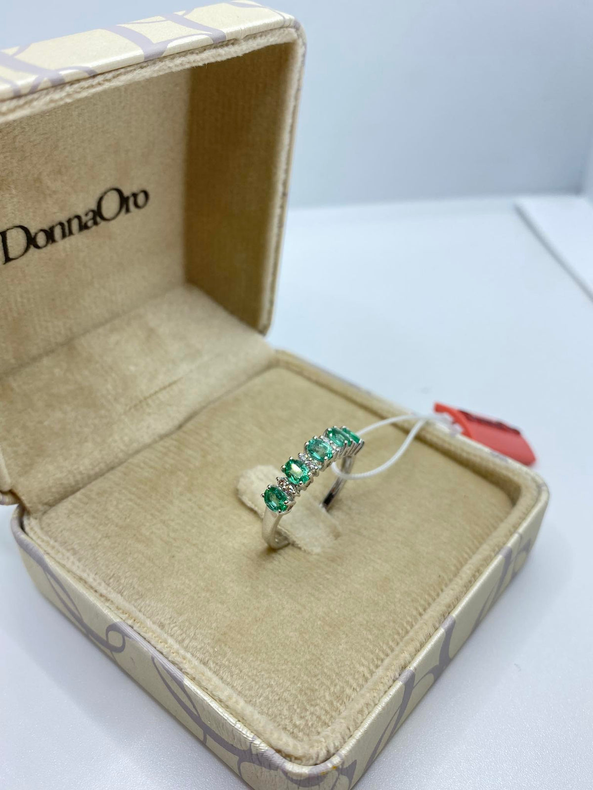 Anello Veretta Donna Oro 18KT con Smeraldi Ct 0.75 e Diamanti