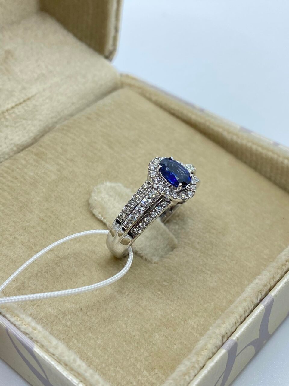 Anello Donna Oro 18KT con Zaffiro Ct 0.55 e Diamanti